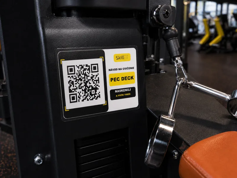 Nálepka s QR návodom na cvičenie na stroji