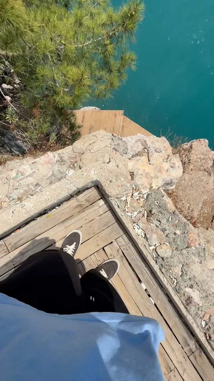 POV záber skoku z útesu do vody