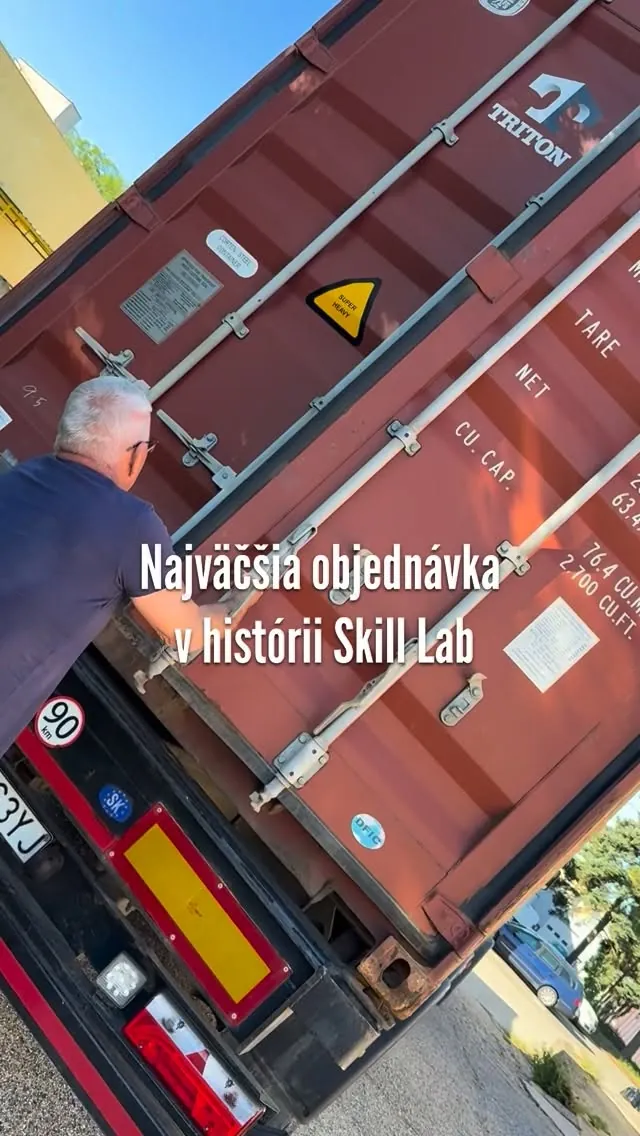 Reel z vykládky kontajnera s novým vybavením akadémie