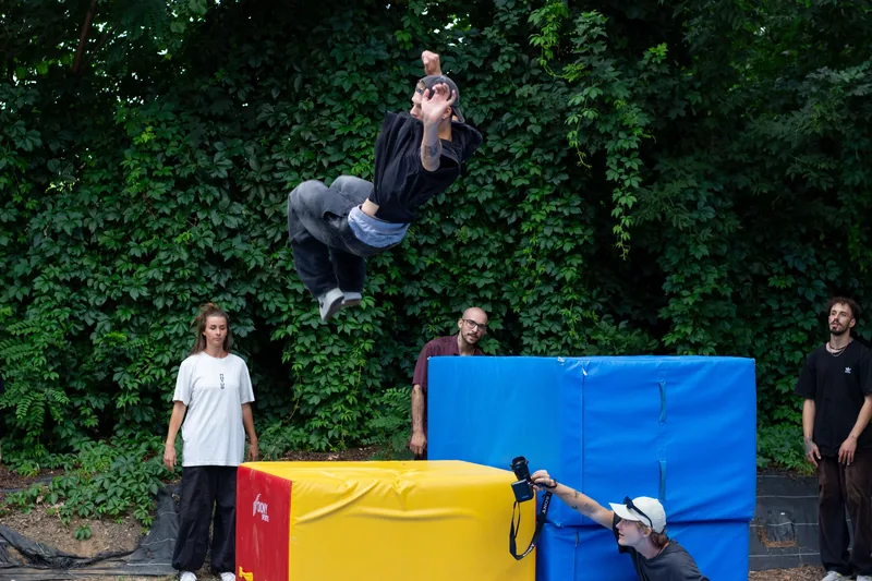 Salto ponad molitanovú prekážku na tréningu akrobacie